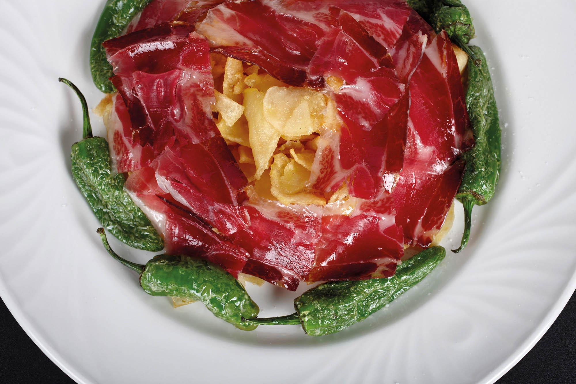 imagen de plato de patatas con jamón y pimiento del padrón